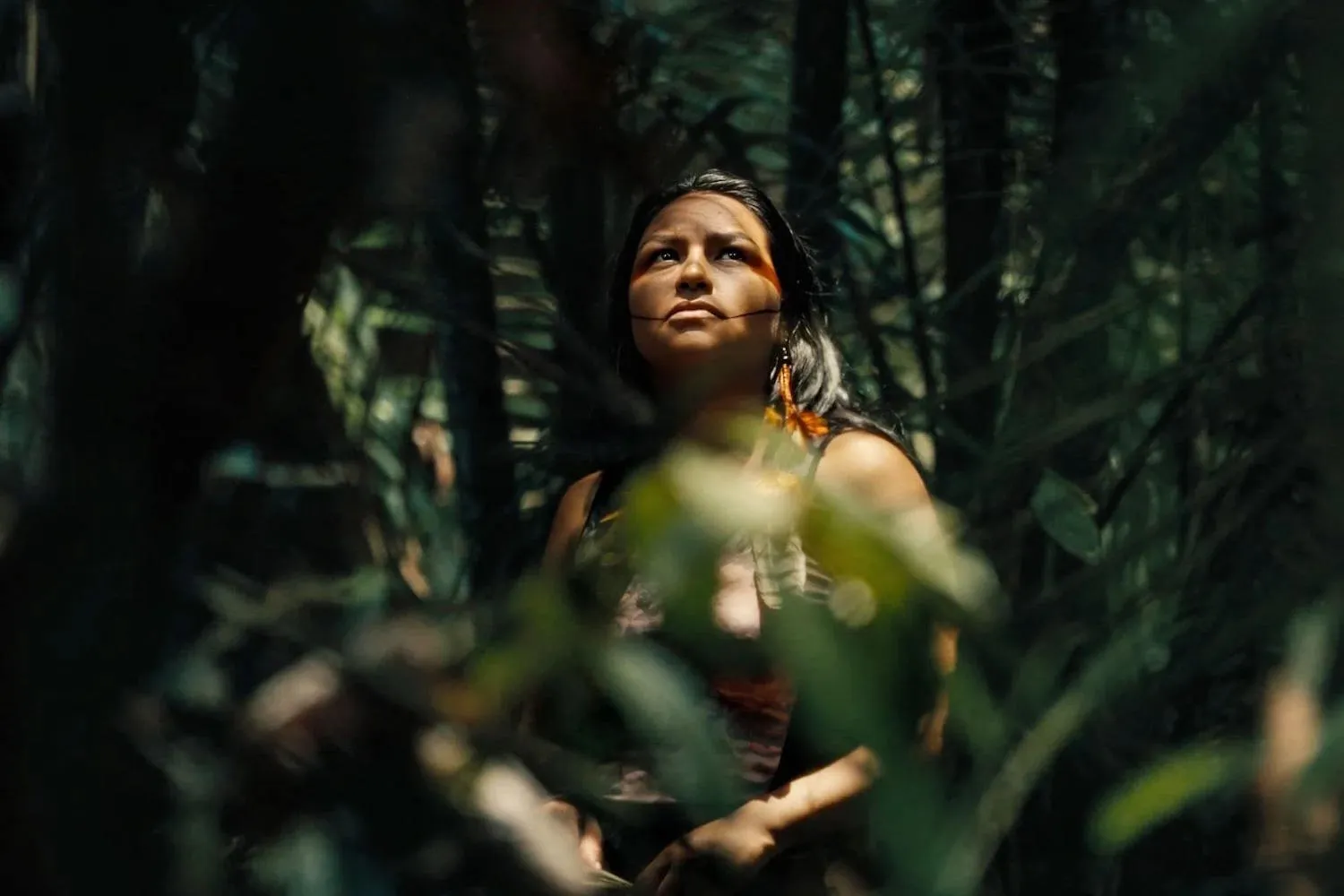 Hanno provato a ucciderla 6 volte perché difende l’Amazzonia: il film prodotto da DiCaprio su Juma Xipaia da vedere (gratis)