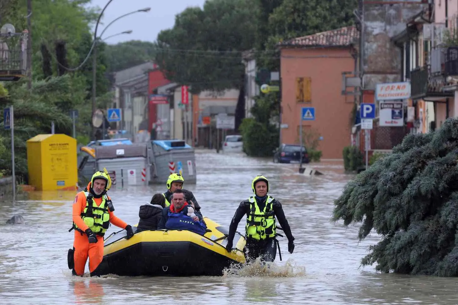 Chi soffrirà di più la crisi climatica? Non tutti rischiano allo stesso modo: dagli anziani ai lavoratori all'aperto, ecco chi è più esposto