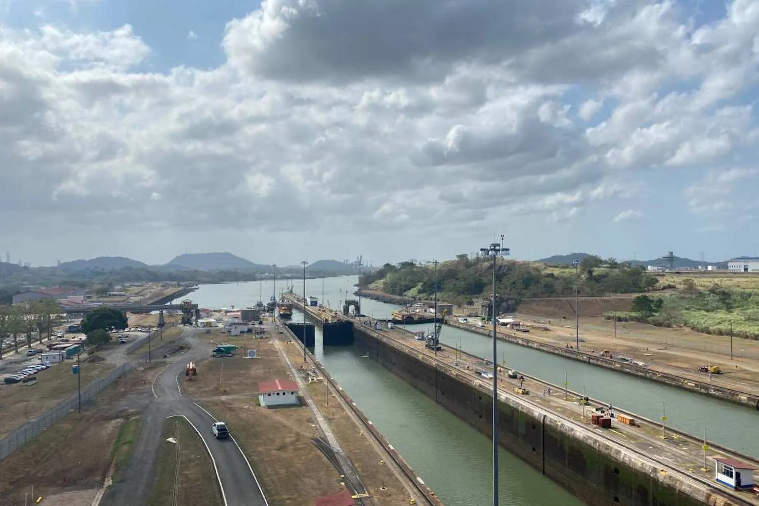 Meno navi nel Canale di Panama: la siccità minaccia una delle rotte commerciali più importanti al mondo (e c’entra El Niño)