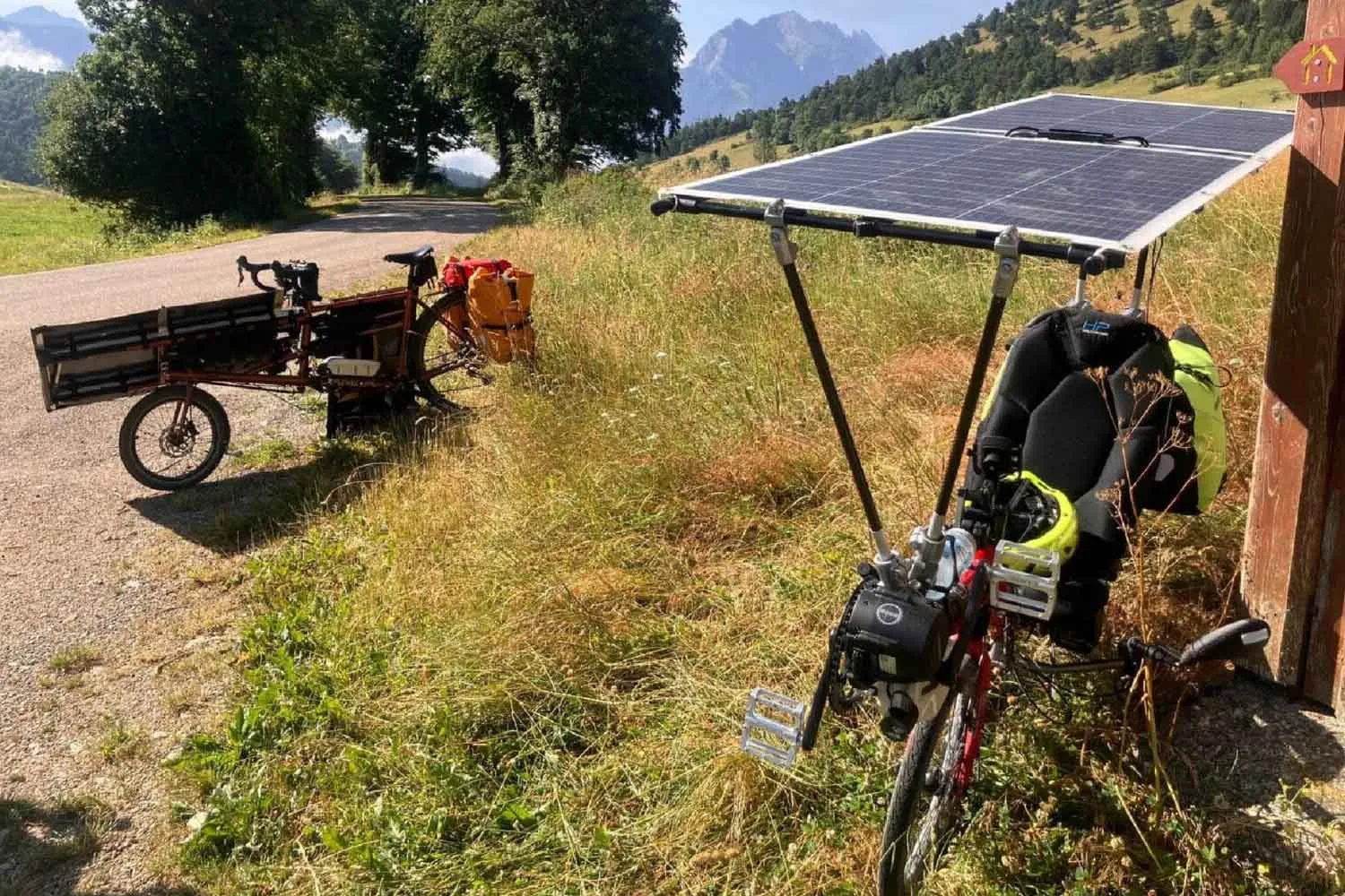 Come si costruisce una bicicletta a energia solare? Può percorrere 1.300 km con soli 200 W di pannelli solari