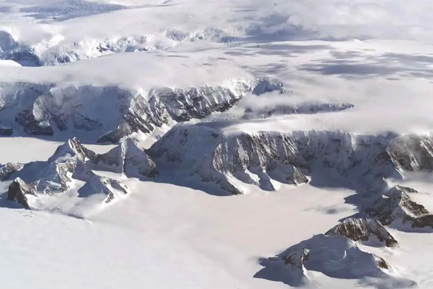 Antartide, lo scioglimento dei ghiacci potrebbe portare alla luce i metalli preziosi del polo sud come oro, rame e ferro (ma non è una buona notizia)